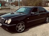 Mercedes-Benz E 320 1997 года за 2 650 000 тг. в Караганда