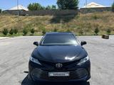 Toyota Camry 2018 года за 13 500 000 тг. в Шымкент – фото 2
