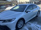 Toyota Camry 2023 года за 17 500 000 тг. в Алматы – фото 2