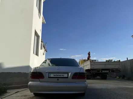 Mercedes-Benz E 240 2000 года за 4 199 999 тг. в Кызылорда – фото 2