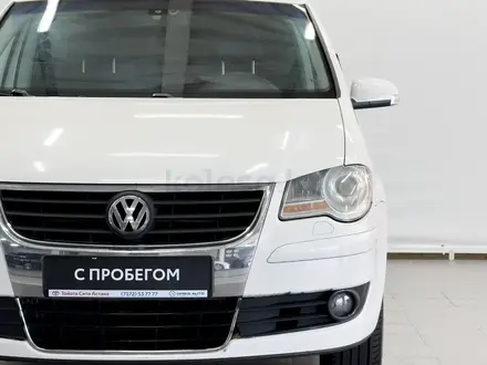 Volkswagen Touran 2009 года за 4 100 000 тг. в Астана – фото 24