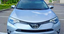Toyota RAV4 2018 года за 12 700 000 тг. в Алматы – фото 4