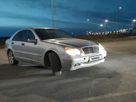 Mercedes-Benz C 240 2000 года за 2 000 000 тг. в Актобе – фото 2