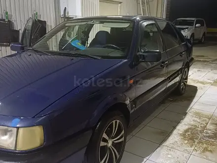 Volkswagen Passat 1993 года за 900 000 тг. в Атырау – фото 2