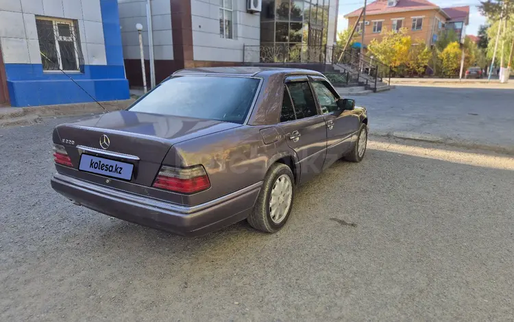 Mercedes-Benz E 220 1994 года за 2 600 000 тг. в Казалинск