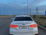 Toyota Camry 2019 года за 15 500 000 тг. в Астана – фото 2