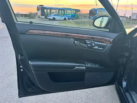 Mercedes-Benz S 500 2006 года за 6 000 000 тг. в Актобе – фото 17
