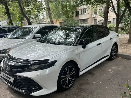 Toyota Camry 2020 года за 13 000 000 тг. в Алматы – фото 13