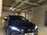 Toyota Camry 2023 года за 15 300 000 тг. в Алматы – фото 2