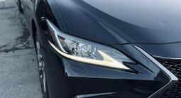 Lexus ES 350 2018 года за 21 800 000 тг. в Алматы – фото 4