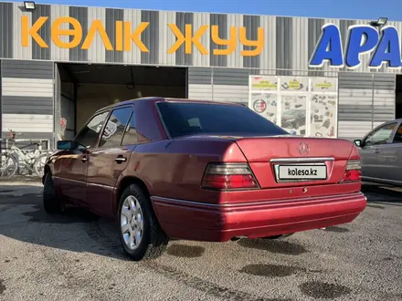 Mercedes-Benz E 220 1993 года за 2 200 000 тг. в Тараз – фото 4