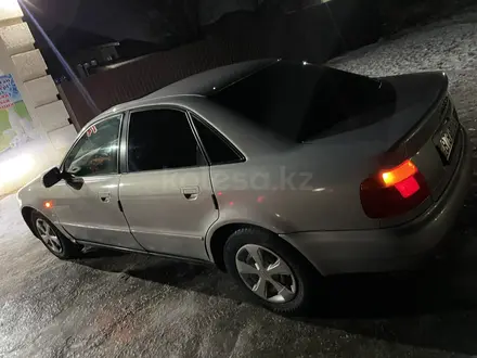 Audi A4 1997 года за 2 800 000 тг. в Уральск – фото 2