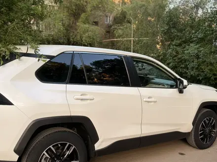 Toyota RAV4 2022 года за 15 200 000 тг. в Уральск – фото 3