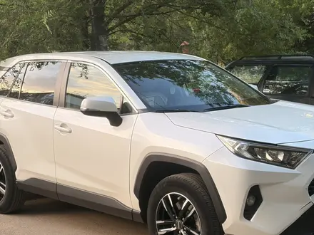 Toyota RAV4 2022 года за 15 200 000 тг. в Уральск – фото 2