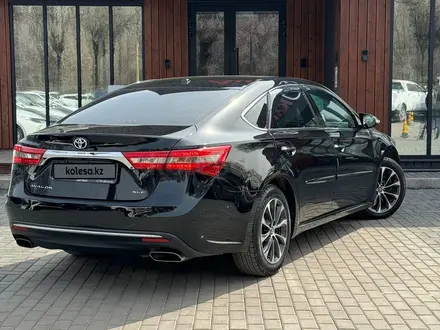 Toyota Avalon 2017 года за 11 990 000 тг. в Алматы – фото 4