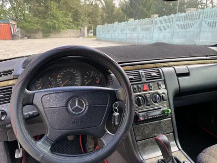 Mercedes-Benz E 230 1995 года за 2 700 000 тг. в Усть-Каменогорск – фото 19