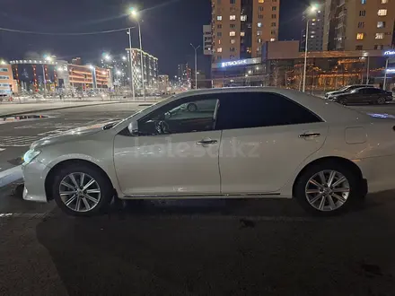 Toyota Camry 2014 года за 8 500 000 тг. в Астана – фото 2