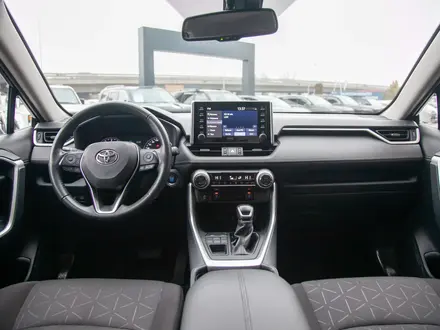 Toyota RAV4 2021 года за 13 990 000 тг. в Алматы – фото 12