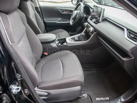 Toyota RAV4 2021 года за 13 990 000 тг. в Алматы – фото 15