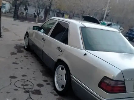 Mercedes-Benz E 220 1993 года за 1 700 000 тг. в Балхаш