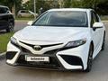Toyota Camry 2021 года за 11 500 000 тг. в Алматы – фото 2