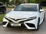 Toyota Camry 2021 года за 12 000 000 тг. в Алматы – фото 2
