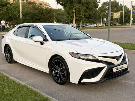 Toyota Camry 2021 года за 11 500 000 тг. в Алматы – фото 3