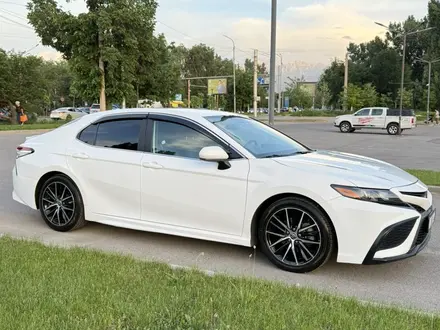 Toyota Camry 2021 года за 11 500 000 тг. в Алматы – фото 6