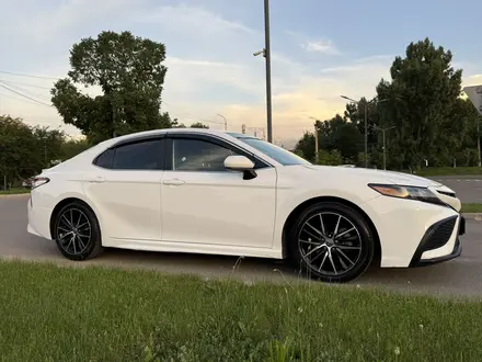Toyota Camry 2021 года за 11 500 000 тг. в Алматы – фото 5