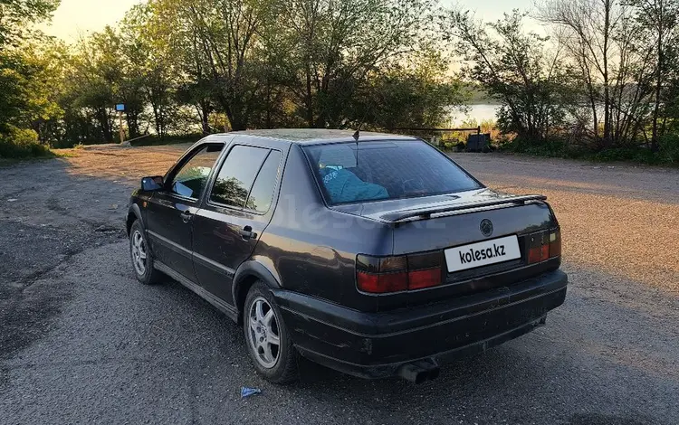 Volkswagen Vento 1993 годаfor1 350 000 тг. в Семей