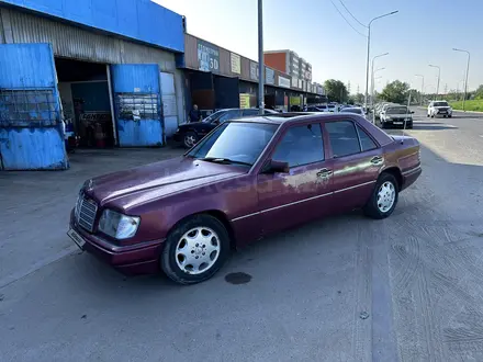 Mercedes-Benz E 220 1994 года за 1 600 000 тг. в Алматы – фото 4
