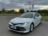 Toyota Camry 2018 года за 13 500 000 тг. в Алматы – фото 2