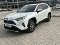 Toyota RAV4 2021 года за 16 000 000 тг. в Атырау