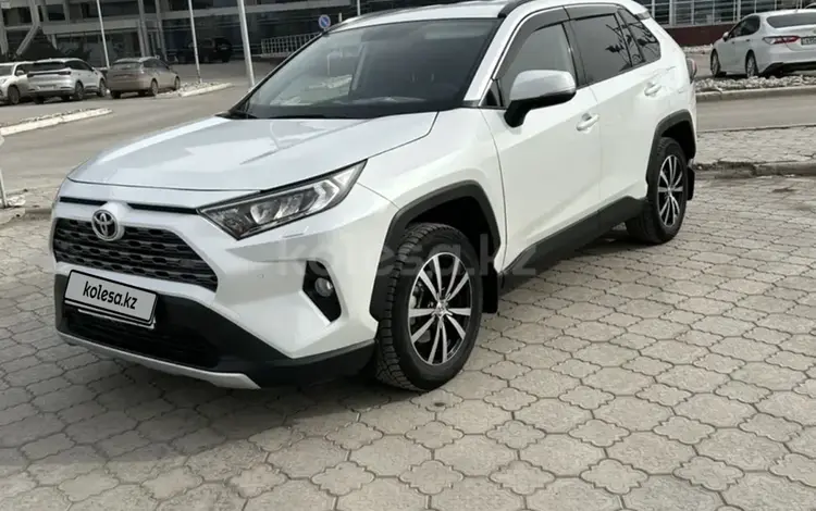 Toyota RAV4 2021 года за 16 000 000 тг. в Атырау