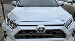 Toyota RAV4 2021 года за 16 000 000 тг. в Атырау – фото 2