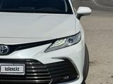 Toyota Camry 2021 года за 16 500 000 тг. в Актау – фото 2