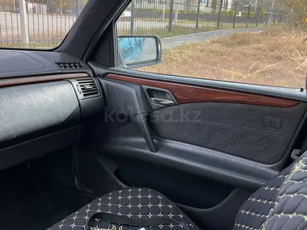 Mercedes-Benz E 220 1997 года за 2 900 000 тг. в Караганда – фото 17