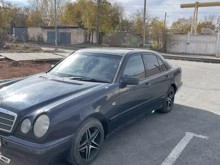 Mercedes-Benz E 220 1997 года за 2 900 000 тг. в Караганда – фото 10