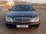 Mercedes-Benz S 320 1999 года за 3 400 000 тг. в Караганда – фото 2