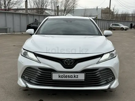 Toyota Camry 2019 года за 16 800 000 тг. в Уральск – фото 2