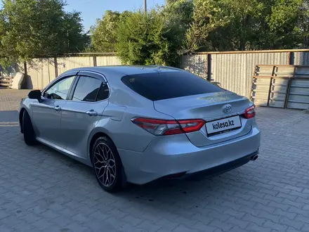 Toyota Camry 2019 года за 14 500 000 тг. в Актобе – фото 5