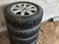 Комплект зимней резины с дисками за 200 000 тг. в Уральск – фото 2