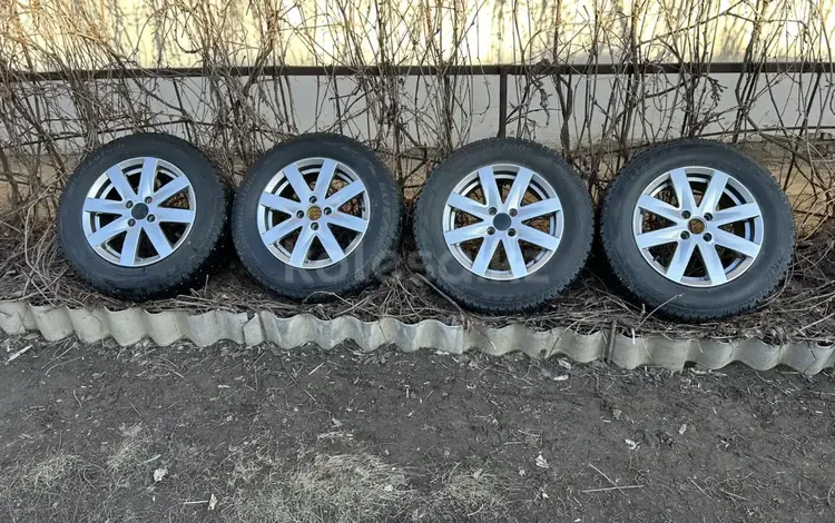Комплект зимней резины с дисками за 200 000 тг. в Уральск