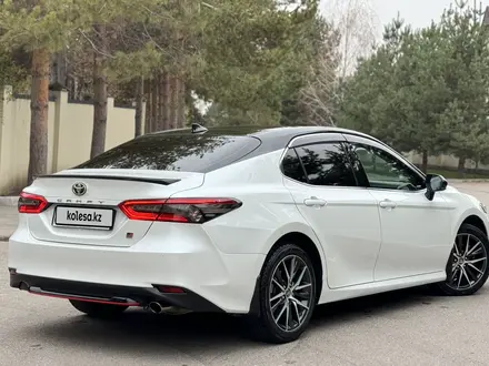 Toyota Camry 2021 года за 15 800 000 тг. в Алматы – фото 8