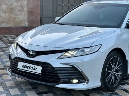 Toyota Camry 2021 года за 16 600 000 тг. в Алматы – фото 2