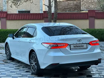 Toyota Camry 2021 года за 16 600 000 тг. в Алматы – фото 4