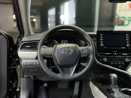 Toyota Camry 2022 года за 15 000 000 тг. в Алматы – фото 16
