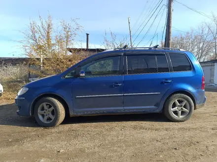 Volkswagen Touran 2009 года за 3 400 000 тг. в Лисаковск – фото 3