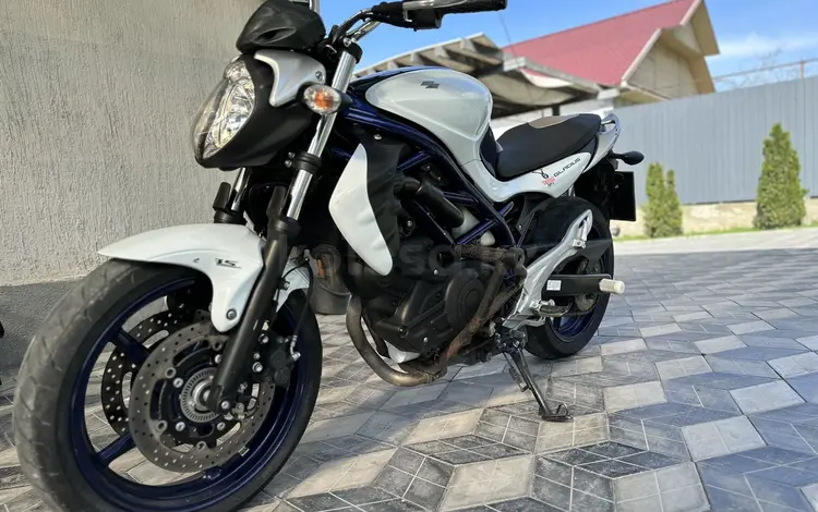 Suzuki  SFV 400 Gladius 2011 года за 1 990 000 тг. в Алматы