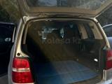 Volkswagen Touran 2005 года за 4 000 000 тг. в Актобе – фото 5